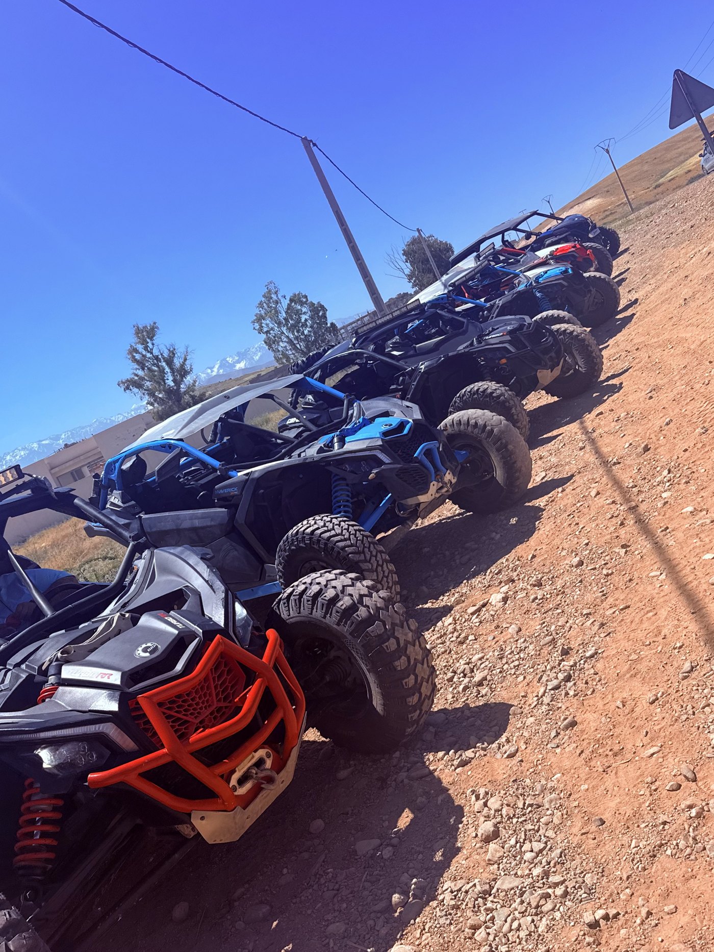 Flotte de buggys Can-Am Maverick X3 prêts au départ, désert d'Agafay