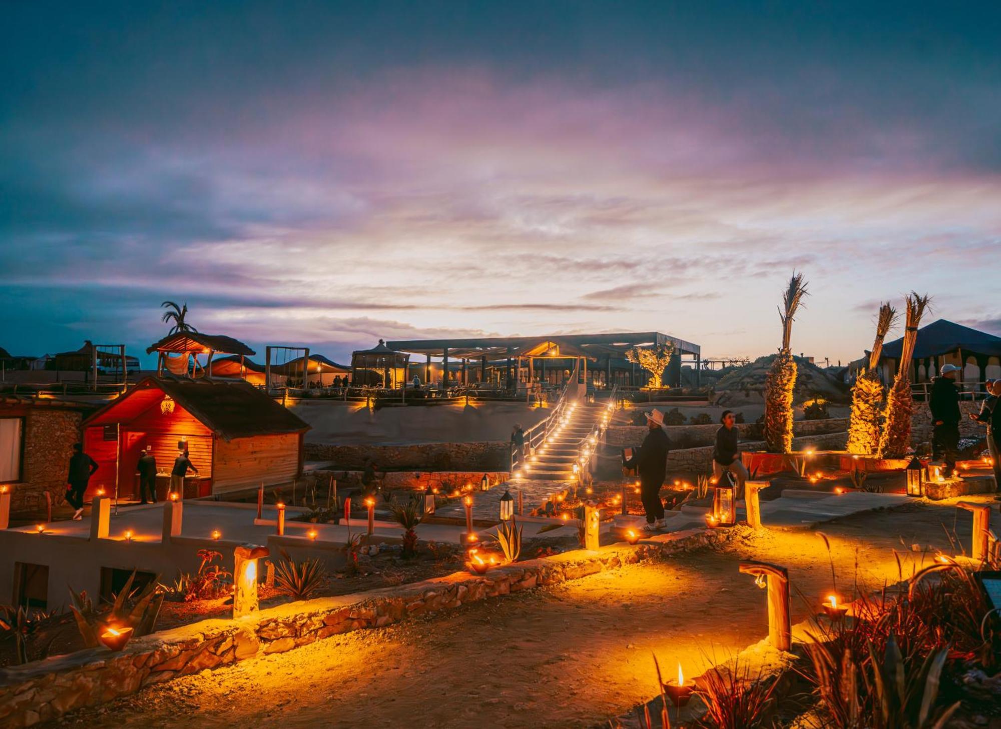 Ambiance nocturne d'un camp de luxe