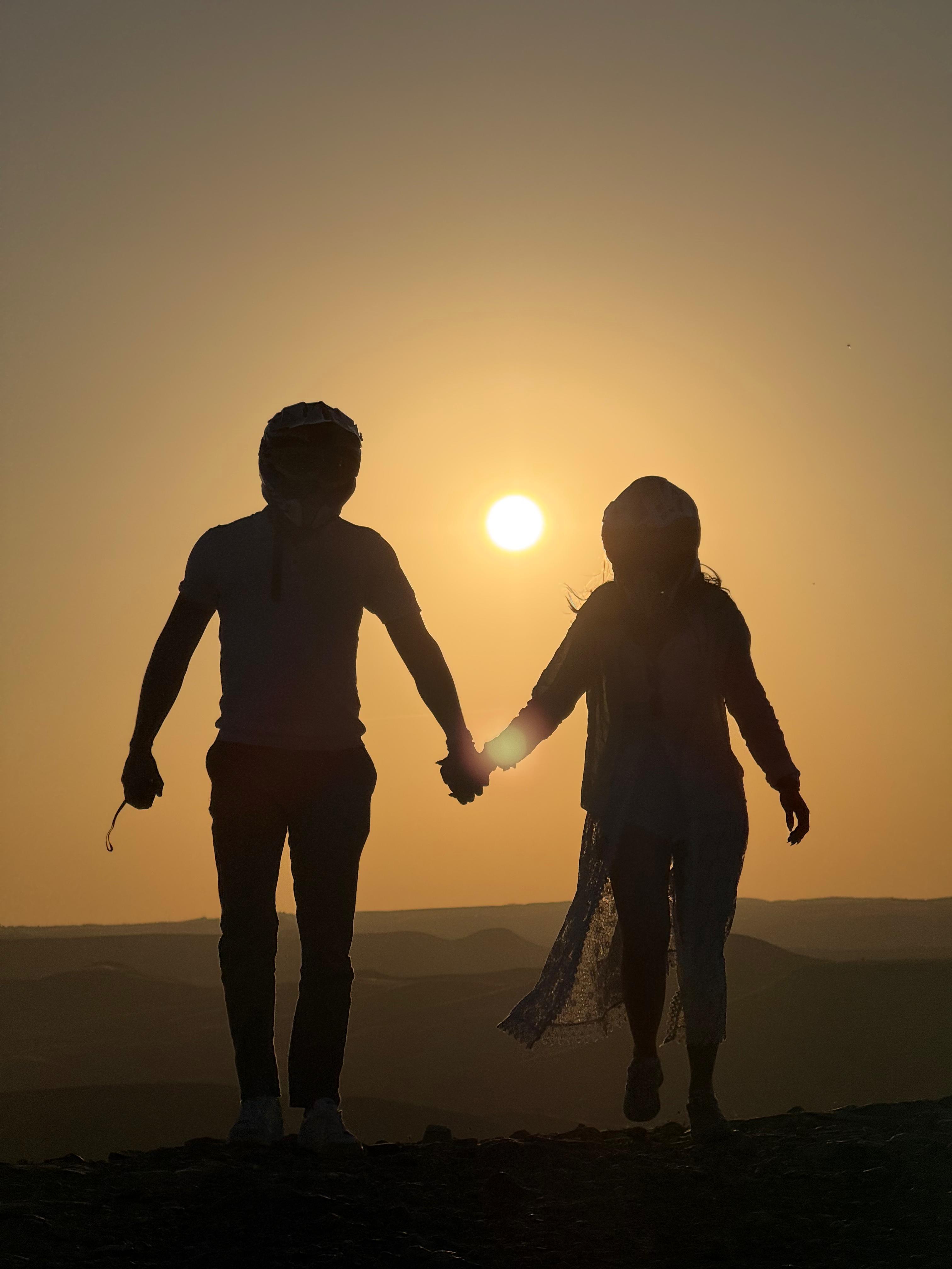 Couple au coucher du soleil dans le désert