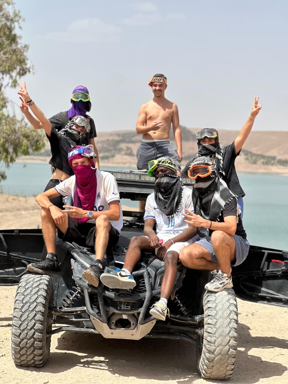 Groupe d'amis sur un buggy près du lac