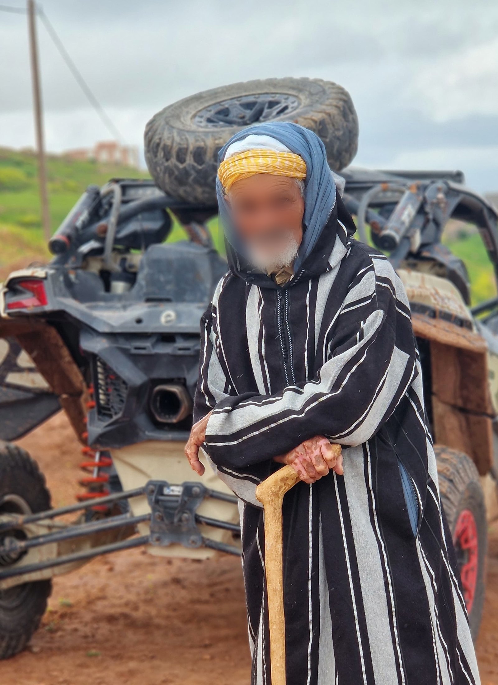 Habitant en djellaba traditionnelle devant un buggy, ambiance désert d'Agafay
