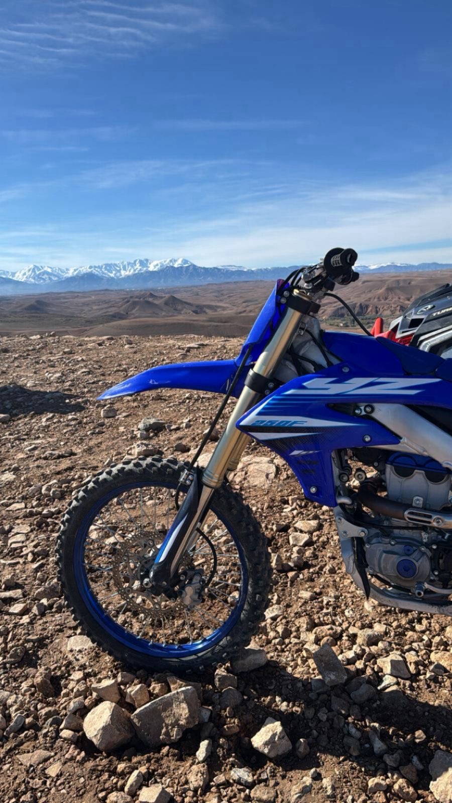 Moto Yamaha YZ devant les montagnes enneigées de l'Atlas