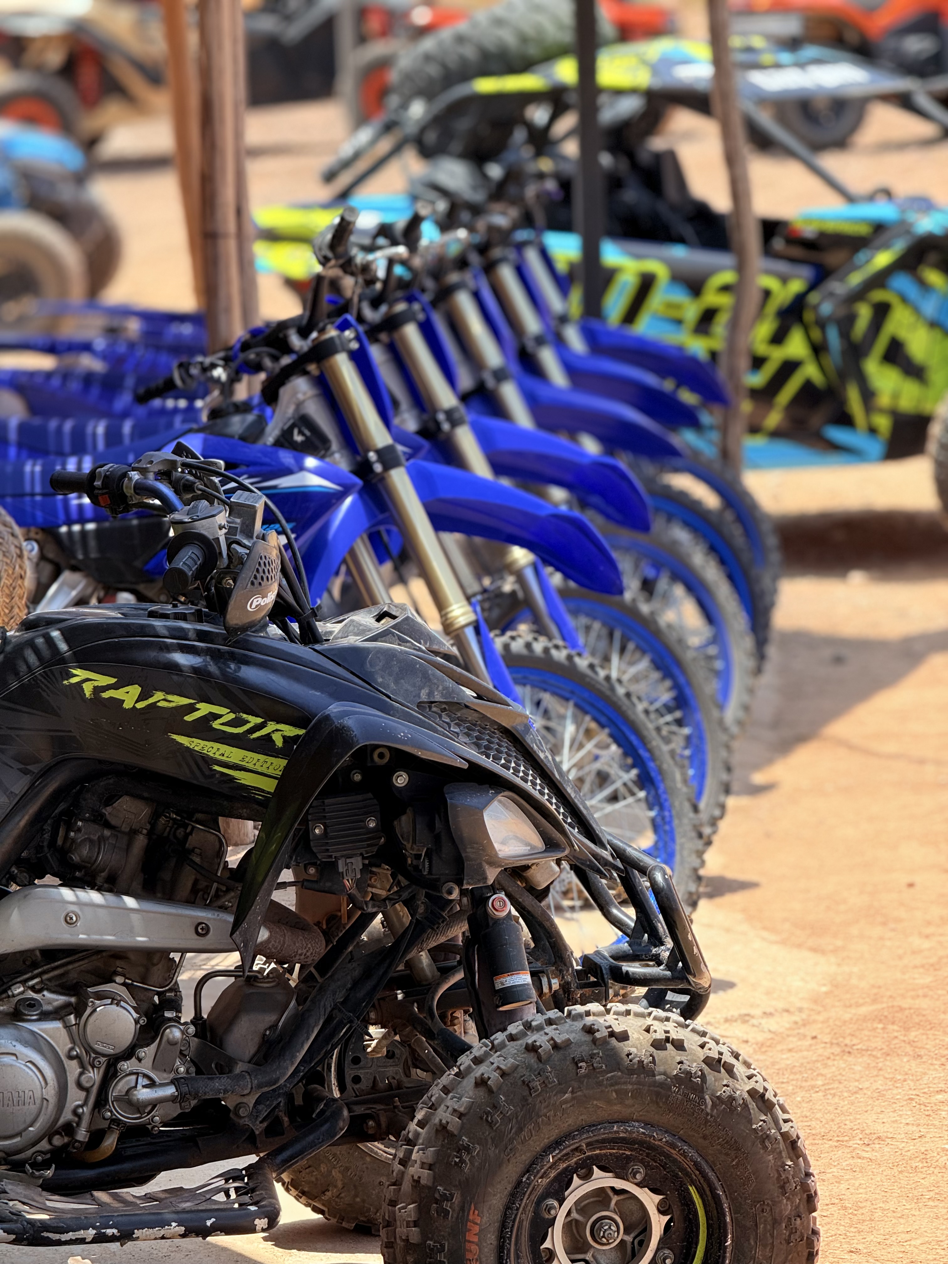 Flotte de motos et quads BABABIKE alignée