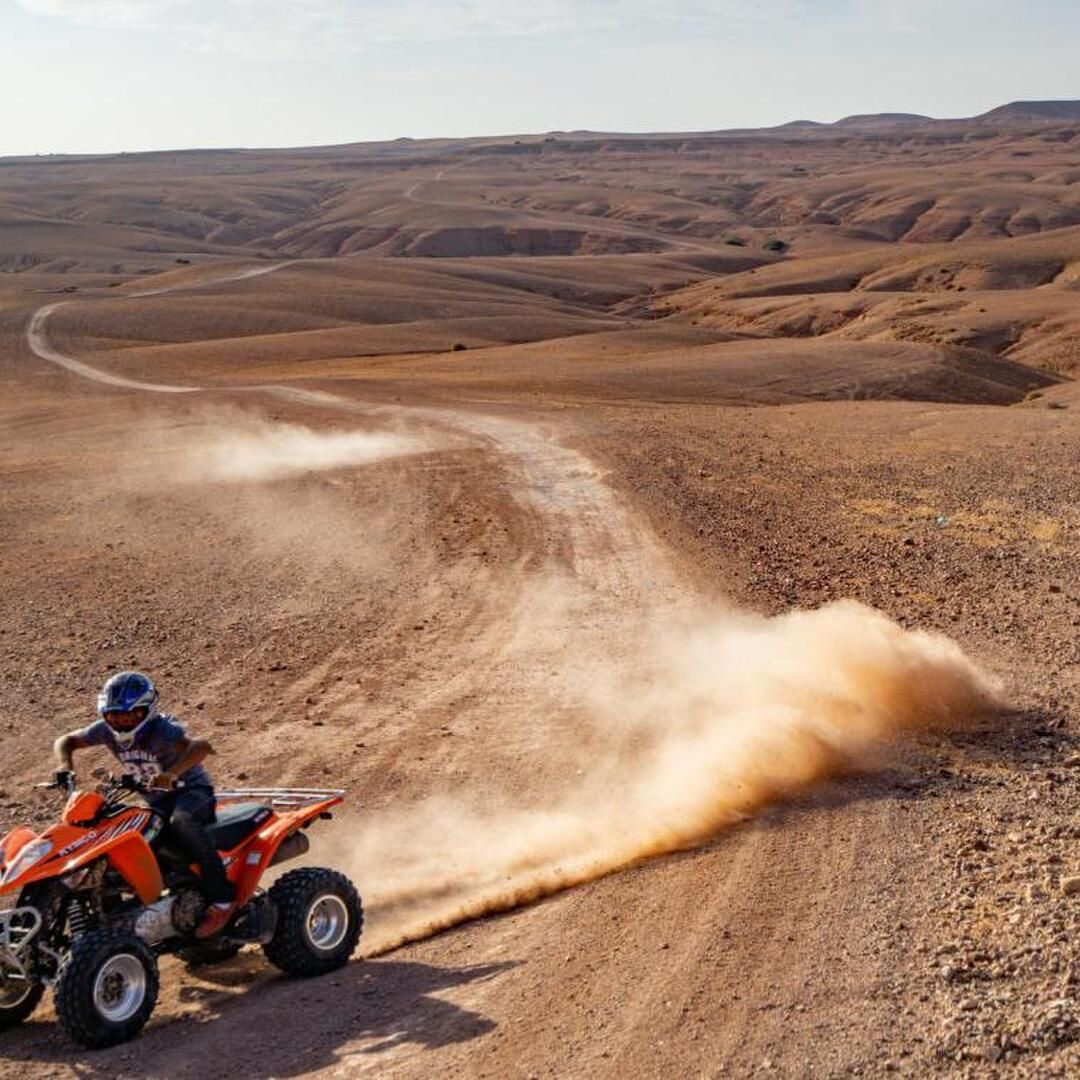 Quad roulant sur une piste du désert d'Agafay