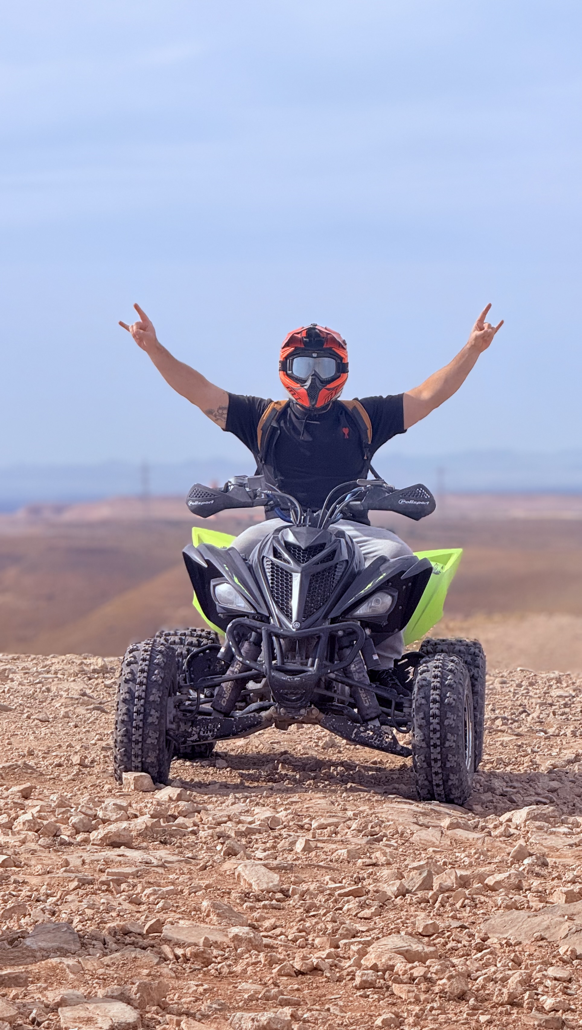 Yamaha Raptor 700R, quad sportif, sur un plateau rocheux près de Marrakech